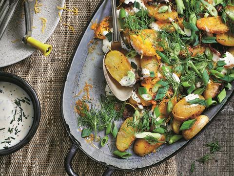 Knoflookpatatjes met spek, cheddar en lente-ui
