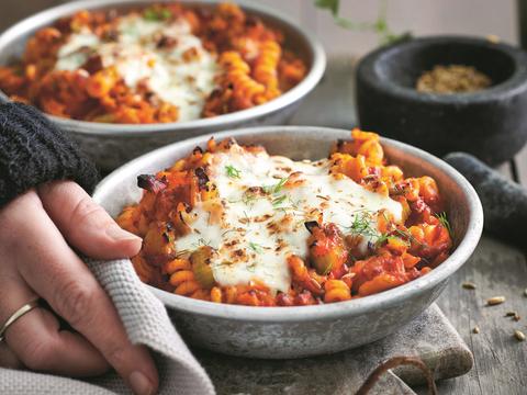 Pittige pastagratin met chorizo, tomaat en venkel