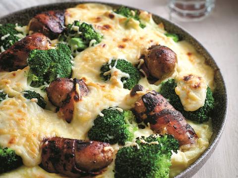 Gratin met puree, broccoli en worst in een spekjasje