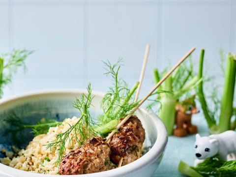 Kebab van kalfsgehakt en gebakken bloemkoolcouscous