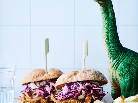 Burger met gegrilde kip, knolselderfrietjes en een koolslaatje
