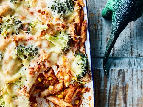 Volkorenpenne met broccoli, maïs en tonijn