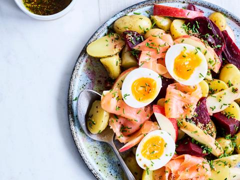 Lauwe aardappelsalade met gerookte zalm