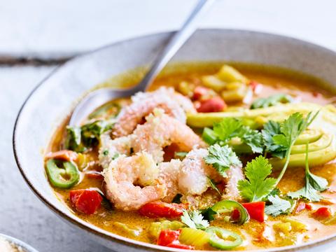 Curry met selder, paprika en kokosscampi's