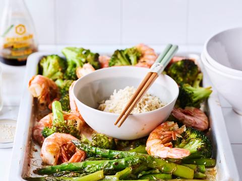 scampi's met broccoli, groene asperges en soja-sesamdressing