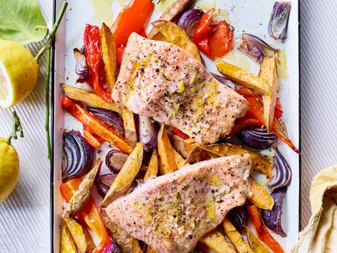Ovenschotel met zalm en zoeteaardappelfrietjes
