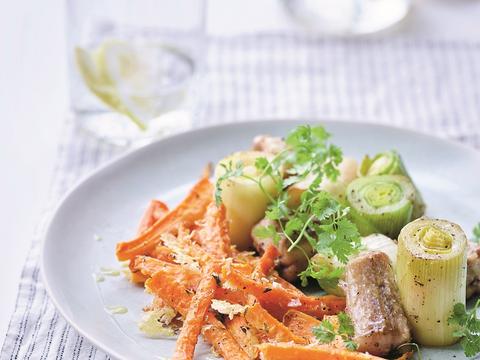 Gestoofde hondshaai met prei en wortelfrietjes met parmezaan