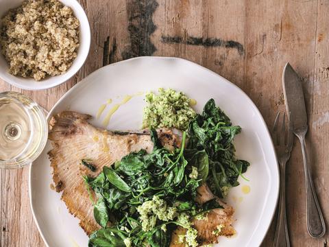 Gebakken rog met broccolipesto, spinazie en quinoa
