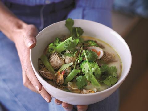 Oosters vissoepje met sobanoedels, kokkels en broccoli
