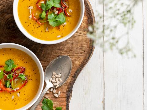 Soep van jonge wortelen en geroosterde puntpaprika