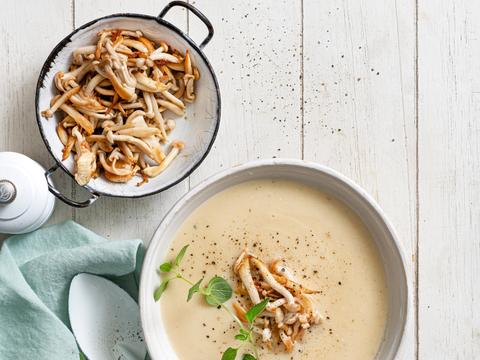 Knolseldersoep met witte beukenzwammen