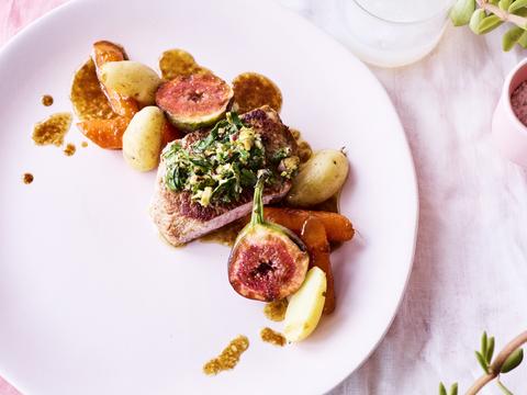 Kalfsfilet met pistachetopping, gelakte worteltjes en vijgen met krieltjes
