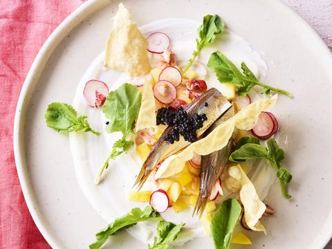 Papadums met mango, gerookte sprot, krab en kaviaar