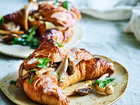 Croissantcroque met brie en boschampignons