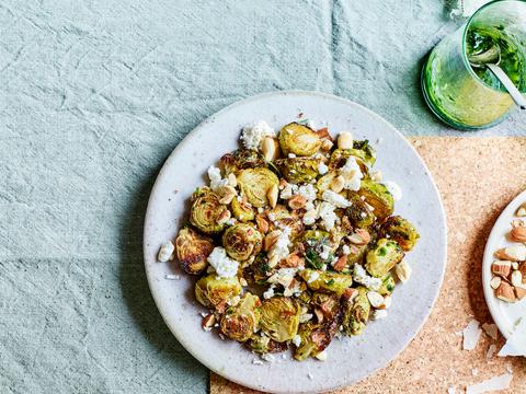 Spruitjessalade met feta en amandelen
