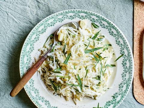 Knolseldersalade met peer
