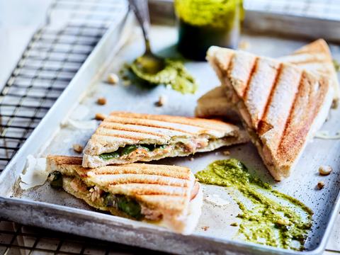 Croque met kip, pesto en basilicum