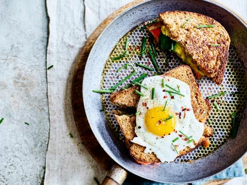 Croque met avocado, spinazie, tomaat en ei