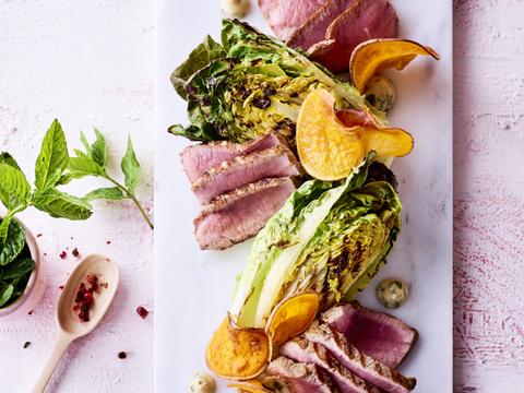 Tataki van lamsfilet met een slaatje van gegrilde little gems en zoeteaardappelchips