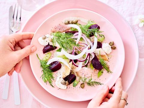 Salade met gerookte paling, venkel, biet en appel