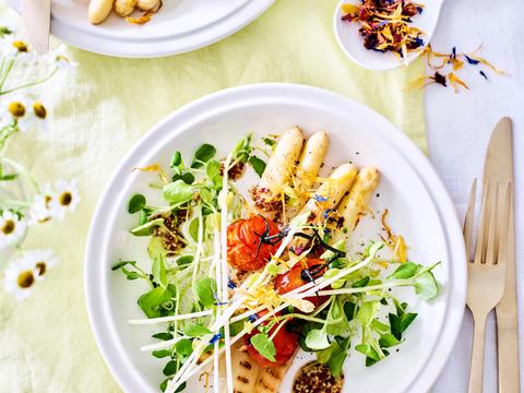 Waterkerssalade met gegrilde asperges