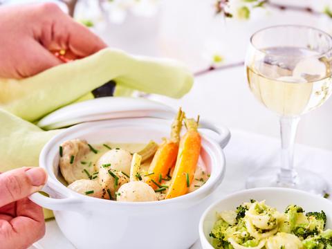 Lentestoofpot met konijn, raapjes, wortelen en broccolipasta