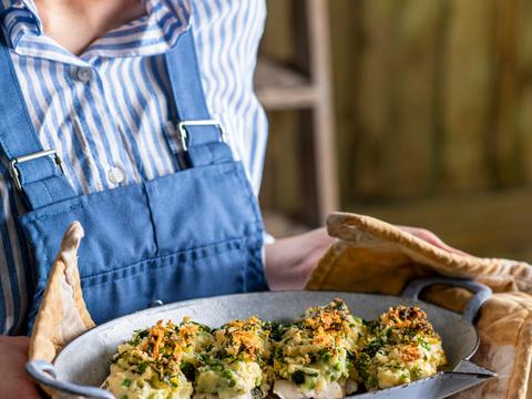 Omegabaars uit de oven met erwtenpuree en kruidenkorst
