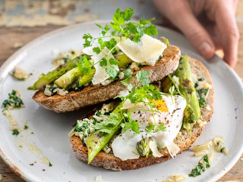 Toast met geroosterde asperges, ei en peterseliebotersaus
