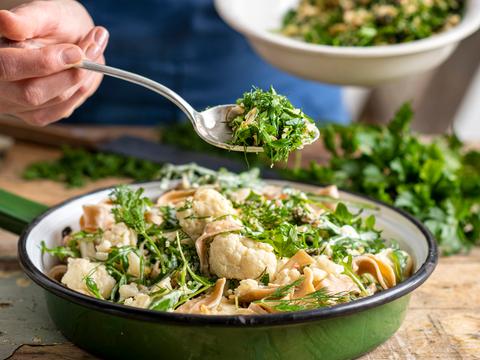 Tagliatelle met bloemkool en kruidencrumble