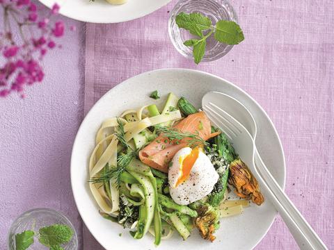 Fettuccine met groene asperges, pesto, een eitje en zalm
