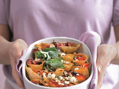 Conchiglioni met aubergine, feta en pijnboompitten