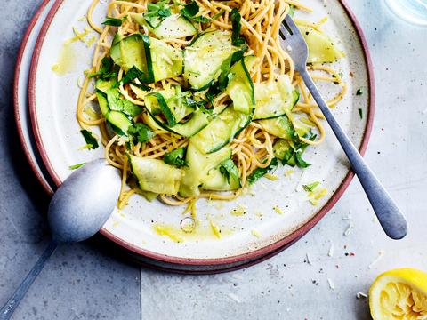 Volkorenpasta met courgetteslierten