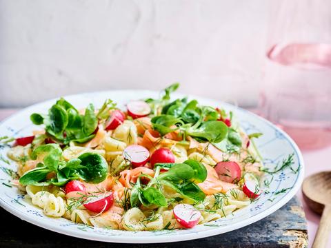 Orecchiette met gerookte zalm, veldsla en radijsjes