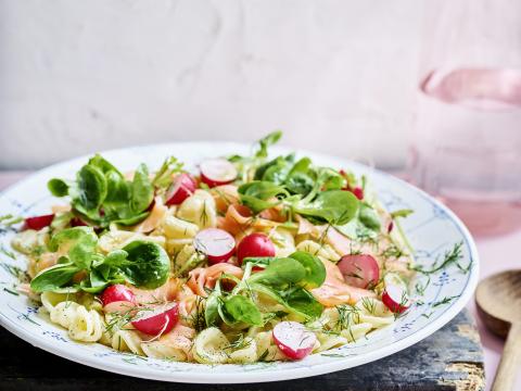 Orecchiette met gerookte zalm, veldsla en radijsjes