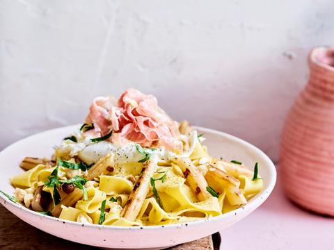 Pappardelle met burrata, pancetta en gegrilde asperges
