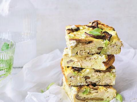 Reuzetortilla met geitenkaas, champignons, lente-ui en kip
