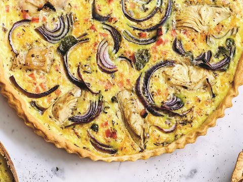 Quiche met rode ui, artisjokhartjes en ham