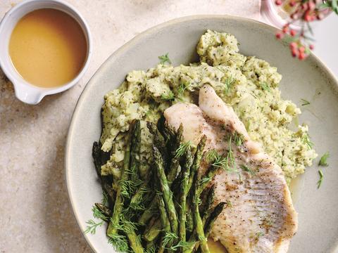 Roodbaars met broccolipuree en groene asperges