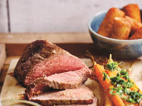 Rosbief met honingwortelen, gremolata en kroketjes