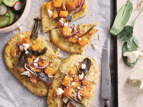Naanpizza's met geitenkaas en komkommer-radijsjessalade
