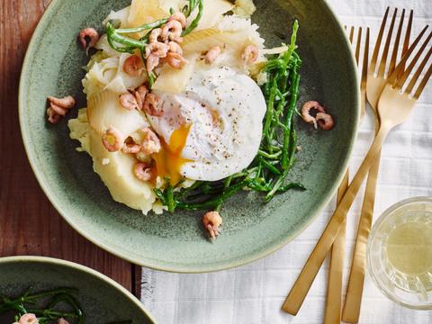 Karnemelkpuree met zeekraal, gerookte heilbot en een gepocheerd eitje