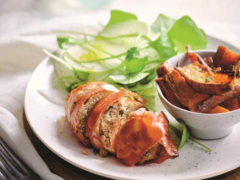 Blinde vinken met wedges van zoete aardappel en posteleinsalade