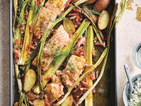 Zalm op de bakplaat met jonge prei, krieltjes en cottagecheese