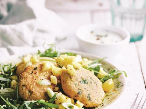 Krabkoekjes met salade en mangosalsa uit de airfryer