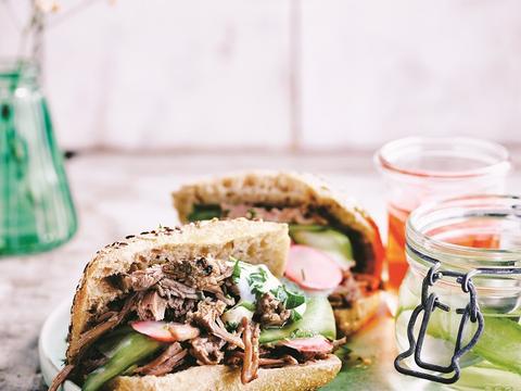 Broodje pulled lamb met gepekelde groentjes