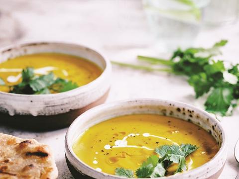 Wortel-kokossoep met naanbroodjes uit de soepmaker