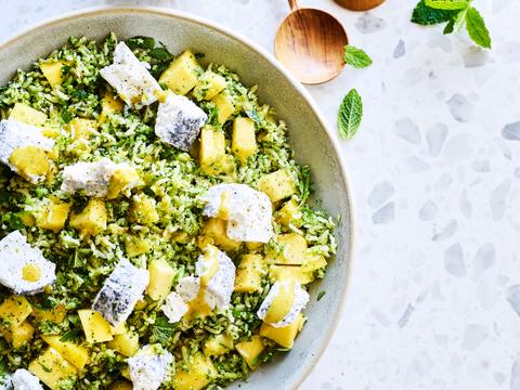 Maaltijdsalade met mango, geitenkaas en kerriedressing
