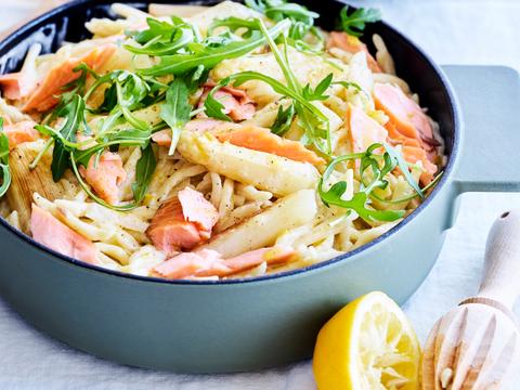 Trofie met warmgerookte zalm, citroen-mascarponesaus en gegrilde asperges