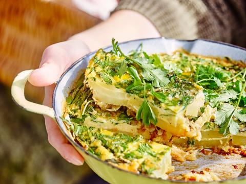 Tortilla met gekaramelliseerde ui en verse kruiden