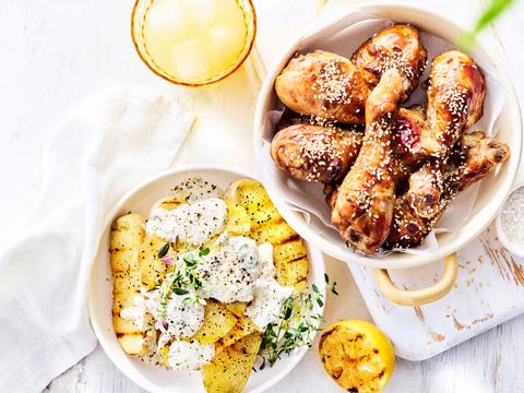 Sticky drumsticks met gegrilde aardappelschijfjes